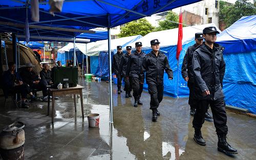 綿陽(yáng)公安援蘆警隊(duì)江油分隊(duì)的干警在安置點(diǎn)進(jìn)行治安巡邏。“4·20蘆山地震”發(fā)生后,蘆山縣城房屋受損嚴(yán)重,許多受災(zāi)群眾宿在戶外。為保障群眾安定生活,四川綿陽(yáng)特警500余人先后分兩批入駐蘆山,建立了網(wǎng)格化執(zhí)勤巡邏組織,24小時(shí)在縣城巡邏,為災(zāi)區(qū)群眾平安生活提供保障。新華社記者 劉瀟 攝