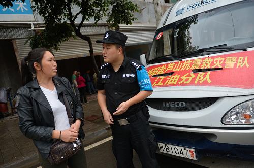 綿陽(yáng)公安援蘆警隊(duì)江油分隊(duì)的干警在巡查點(diǎn)與群眾交流。新華社記者 劉瀟 攝
