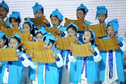 5月18日,濟(jì)南市小學(xué)生在活動中誦讀《文物三字經(jīng)》。當(dāng)日,2013年“國際博物館日”中國主場城市活動在濟(jì)南山東省博物館舉行。據(jù)悉,自2009年起,國家文物局每年與一個省級政府聯(lián)合舉辦“國際博物館日”主場城市活動。今年的活動圍繞“博物館(記憶+創(chuàng)造力)=社會變革”的主題展開,將舉行2011-2012年度全國博物館十大陳列展覽精品評選和頒獎、面向公眾的高端學(xué)術(shù)報(bào)告會、全國知名專家免費(fèi)鑒寶等十多場特色活動。新華社記者 徐速繪 攝
