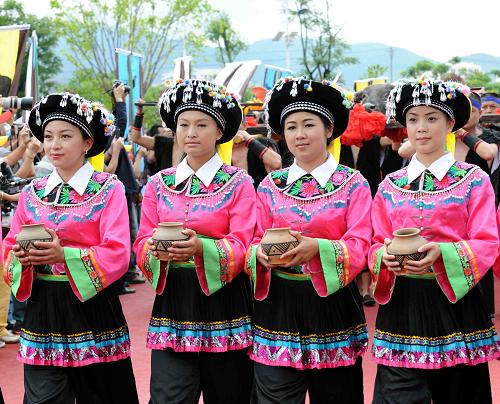 5月25日,在國際茶業(yè)盛會(huì)“兩會(huì)一節(jié)”開幕式上,少數(shù)民族婦女手捧水罐拜祭茶祖。新華社記者 楊宗友 攝