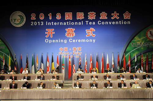 5月25日,為期三天的國際茶業(yè)盛會(huì)2013國際茶業(yè)大會(huì)與第八屆中國云南普洱茶國際博覽交易會(huì)、第十三屆中國普洱茶節(jié)(簡稱“兩會(huì)一節(jié)”)在云南省普洱市開幕。新華社記者 楊宗友 攝