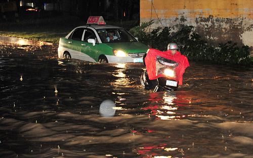 5月25日晚,九江市廬山區(qū)遭受強(qiáng)降雨襲擊,行人和車輛在長(zhǎng)江大道積水路段涉水出行。 江西省5月25日8時(shí)起啟動(dòng)防汛Ⅳ級(jí)應(yīng)急響應(yīng)。據(jù)該省防汛抗旱總指揮部介紹,25日晚至26日,江西省自北向南將有一次明顯的對(duì)流性降水過程,局部有大暴雨。 新華社發(fā)(胡國(guó)林 攝)