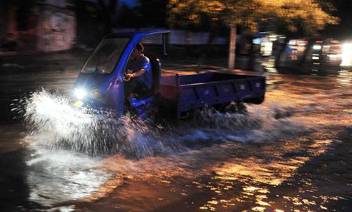 5月25日晚,九江市廬山區(qū)遭受強(qiáng)降雨襲擊,車輛在老馬渡積水路段涉水出行。新華社發(fā)(胡國(guó)林 攝)
