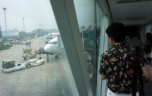 一名旅客在合肥駱崗機(jī)場的廊橋上注目即將搬遷的機(jī)場(4月29日攝)。新華社記者陶明攝