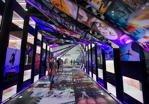 5月28日,觀眾在第二屆京交會展館內(nèi)參觀香港館。