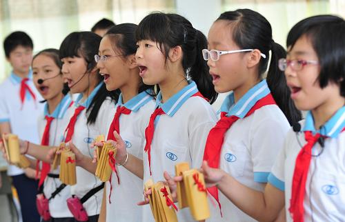 5月28日,在古田縣第二小學(xué)的廉潔教育觀摩課上,小學(xué)生們表演反映廉潔主題的“快板接龍”演唱。當(dāng)日,《廉潔教育讀本(初稿)》試行觀摩儀式在福建省古田縣第二小學(xué)舉行。該書是古田縣第二小學(xué)在縣紀(jì)委的指導(dǎo)下編撰的校本教材。經(jīng)福建省紀(jì)委審定后,《廉潔教育讀本(初稿)》將在古田縣各小學(xué)校全面推行。