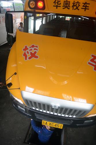 5月28日,吉林省校車(chē)服務(wù)中心工作人員在檢查一輛校車(chē)的壓縮機(jī)皮帶松緊度。吉林省校車(chē)服務(wù)中心于今年1月成立,依托宇通客車(chē)在長(zhǎng)春市和省內(nèi)19家維修服務(wù)網(wǎng)點(diǎn),解決了以往市、縣(區(qū))校車(chē)服務(wù)資源獨(dú)立運(yùn)行的問(wèn)題,使全省校車(chē)安全運(yùn)營(yíng)體系更加完善。成立至今的四個(gè)月時(shí)間里,已為吉林省近800輛校車(chē)提供安全檢查和維修服務(wù)。同時(shí),中心通過(guò)電子信息監(jiān)控平臺(tái),對(duì)吉林省7200余輛各品牌校車(chē)車(chē)輛運(yùn)營(yíng)情況進(jìn)行監(jiān)控,確保校車(chē)的規(guī)范運(yùn)營(yíng)。此外,中心還利用每年寒暑假時(shí)間免費(fèi)為全省校車(chē)提供兩次檢測(cè),并對(duì)全省校車(chē)駕駛員提供專(zhuān)業(yè)的安全駕駛培訓(xùn),為學(xué)生的安全出行保駕護(hù)航。
