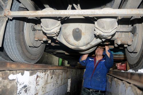 5月28日,吉林省校車(chē)服務(wù)中心工作人員在檢測(cè)一輛校車(chē)。