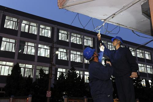 5月31日晚,國(guó)家電網(wǎng)唐山供電公司配電檢修工區(qū)檢修人員為唐山開(kāi)灤二中高考考點(diǎn)排除線路故障。 高考在即,為確保高考期間各考點(diǎn)和重要場(chǎng)所安全穩(wěn)定供電,唐山供電公司組織人員對(duì)涉及考點(diǎn)考場(chǎng)的配電線路、變壓器、開(kāi)關(guān)柜、跌落保險(xiǎn)、環(huán)網(wǎng)聯(lián)絡(luò)開(kāi)關(guān)等設(shè)施進(jìn)行巡檢,開(kāi)展高考保電反事故演練,提升高考用電保障能力。 截至5月31日晚23時(shí),唐山供電公司完成34條涉及高考配電線路和近千個(gè)配電設(shè)施的巡檢消缺工作,同時(shí)還義務(wù)幫助考點(diǎn)維修插座、開(kāi)關(guān)247個(gè),更換老舊線路800余米。 新華社發(fā)(李建洲 攝)
