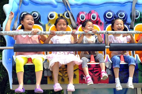 6月1日,孩子們在濟南市的一家游樂園里玩。 當(dāng)日,是“六一”國際兒童節(jié)。全國各地的孩子們用各種各樣的方式慶祝自己的節(jié)日。 新華社記者 郭緒雷 攝