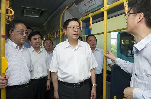 這是6月1日,張德江在深圳福田交通樞紐公交加電站,考察電動汽車推廣應(yīng)用情況。 新華社記者黃敬文攝