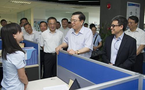 這是5月31日,張德江在廣州禾信分析儀器有限公司考察,勉勵企業(yè)青年員工學有所用,業(yè)有所成。 新華社記者黃敬文攝