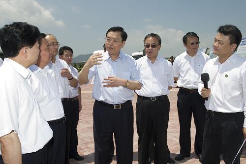這是6月1日,張德江在深圳前海合作區(qū)了解規(guī)劃和建設(shè)情況。 新華社記者黃敬文攝