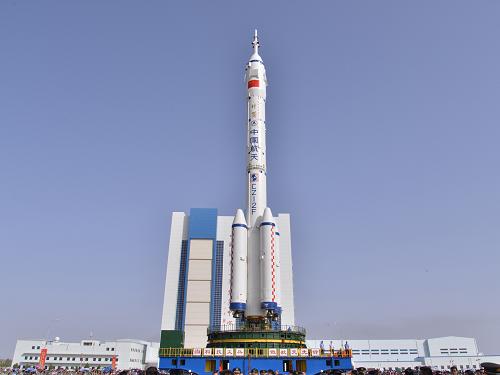 這是轉(zhuǎn)運(yùn)現(xiàn)場(6月3日攝)。6月3日,神舟十號飛船、長征二F遙十火箭組合體,從酒泉衛(wèi)星發(fā)射中心載人航天發(fā)射場技術(shù)區(qū)垂直轉(zhuǎn)運(yùn)至發(fā)射區(qū)。這標(biāo)志著神舟十號飛船發(fā)射已進(jìn)入最后準(zhǔn)備階段。根據(jù)計劃,我國將于6月中旬擇機(jī)發(fā)射神舟十號飛船,3名航天員將再次訪問天宮一號。新華社發(fā)(秦憲安 攝)