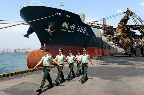 秦皇島邊防檢查站的官兵在秦皇島港三公司老煤炭碼頭9號泊位巡邏(6月3日攝)。當(dāng)日9時50分,隨著帆順999號輪船裝載著秦皇島港西港區(qū)最后的2.1萬噸煤緩緩駛離三公司老煤炭碼頭9號泊位,有著115年歷史的秦皇島港三公司老煤炭碼頭正式關(guān)閉。這標(biāo)志著河北省重點建設(shè)項目、秦皇島市“一號工程”——秦皇島港西港搬遷改造工程正式啟動。西港搬遷改造工程主要包括:關(guān)停西港區(qū)煤炭運輸業(yè)務(wù),將雜貨、集裝箱生產(chǎn)業(yè)務(wù)搬遷至東擴港區(qū),4.5公里長的海岸線將還予市民,騰出6700畝土地實施綜合開發(fā)改造,打造集“特色休閑、商務(wù)會展、旅游度假、高端居住”等多功能為一體的國際一流濱海新城區(qū)。新華社記者楊世堯攝