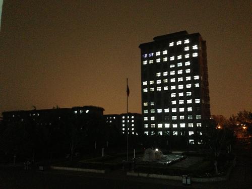 6月4日,暴雨來臨前北京昌平白晝?nèi)缫?,中?guó)政法大學(xué)(昌平校區(qū))白天亮起了照明燈(手機(jī)拍攝)。 新華社發(fā)(鐘曉依云 攝)