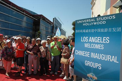 2008年6月23日,中國公民赴美旅游首發(fā)團中來自北京的游客在導游帶領下等待參觀美國洛杉磯環(huán)球影城主題公園。2007年12月,中美兩國政府簽署了《中華人民共和國政府與美利堅合眾國政府關于便利中國旅游團赴美國旅游的諒解備忘錄》,并于2008年6月17日起允許中國公民組團到美國旅游。新華社記者曹衛(wèi)國攝