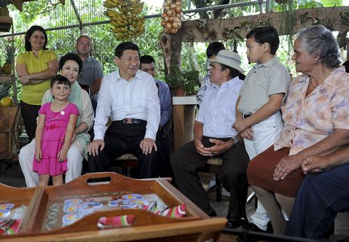 6月3日,正在哥斯達(dá)黎加進(jìn)行國事訪問的國家主席習(xí)近平和夫人彭麗媛走訪當(dāng)?shù)剞r(nóng)戶薩莫拉一家。這是習(xí)近平與當(dāng)?shù)剞r(nóng)戶薩莫拉一家人親切交流。新華社記者 張鐸 攝
