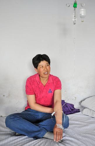 6月4日,王會華在病床上講述逃生經(jīng)過。“我不敢睡覺,一閉眼都是火海。”43歲的吉林省德惠市寶源豐禽業(yè)公司職工王會華談起這次死里逃生的經(jīng)歷依然心有余悸,“很多人都說我有福,但我一點也笑不出來。這次出院后,我再也不出去打工了,就在地里好好干活,我要對父母更好、對孩子更好。”截至記者發(fā)稿時,吉林寶源豐禽業(yè)公司火災事故已造成119人死亡。據(jù)生還者介紹,此次火災事故中,大部分遇難者都隸屬公司的二車間,該車間由于有門無窗,且大門時常上鎖,成為阻礙受困者逃生的重要因素之一。負責分割雞翅的王會華雖然也來自二車間,但在事故中憑借對地形的熟悉,在濃濃的黑煙中靠感覺死里逃生。“當時車間里啥也看不見,我就摸索著往冷藏室的方向連滾帶爬地跑,那里與車間相連,爬出那里就確保活下來了。”王會華說。王會華從2009年公司成立起便來這里打工,對環(huán)境路線比較熟悉,但爬出火海后仍傷痕累累。死里逃生后的她坐在公司外的馬路上緩了半天,才搭了一輛過路的摩托車回到家中。記者在病房見到王會華時,她仍驚魂未定,當同樣死里逃生的工友在病房里發(fā)現(xiàn)她并和她擁抱時,她潸然淚下。王會華表示,她腦子有點空,但只有一點是清醒的:現(xiàn)在是她的第二次生命