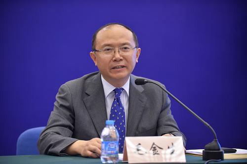 6月5日,國家知識產(chǎn)權局知識產(chǎn)權發(fā)展研究中心主任毛金生在發(fā)布會現(xiàn)場回答記者提問。當日是《國家知識產(chǎn)權戰(zhàn)略綱要》頒布實施五周年紀念日。國家知識產(chǎn)權局在京發(fā)布《2012年全國知識產(chǎn)權發(fā)展狀況報告》。報告顯示,2007年以來,我國知識產(chǎn)權綜合發(fā)展水平逐年提升,特別是2008年實施《國家知識產(chǎn)權戰(zhàn)略綱要》以后,提升速度明顯加快。新華社記者 李鑫 攝