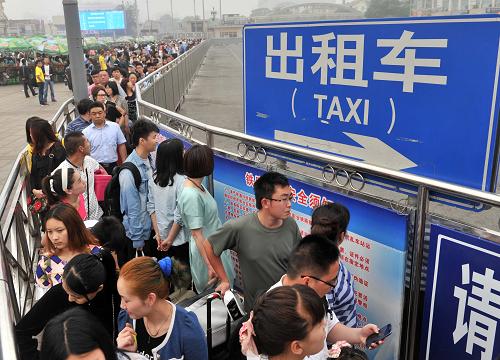 6月6日,在北京站排隊(duì)等候出租車的隊(duì)伍。當(dāng)日,北京市公布出租汽車租價(jià)的最終調(diào)整方案,起步價(jià)調(diào)整為13元/3公里,基本單價(jià)2.3元/公里。早晚高峰期間低速行駛等候費(fèi)每5分鐘加收2公里租價(jià),預(yù)約叫車服務(wù)費(fèi)為提前4小時(shí)以上預(yù)約每次6元,4小時(shí)以內(nèi)預(yù)約每次5元。自6月10日起新的價(jià)格標(biāo)準(zhǔn)開始實(shí)施。新華社記者李文攝