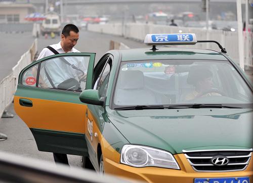 6月6日,一位男子在北京站乘坐出租車。新華社記者李文攝