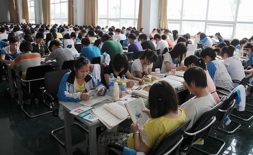 6月6日,在河北固安一中圖書館,考生在看書復(fù)習(xí)。新華社發(fā)(王曉 攝)