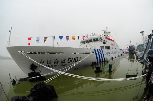 ??吭谀暇└鄣?#8220;中國海監(jiān)5001”船(5月9日攝)。據(jù)中國海監(jiān)江蘇省總隊6月5日消息,1000噸級海監(jiān)執(zhí)法船“中國海監(jiān)5001”6月1日正式交付使用,這是江蘇省海洋與漁業(yè)局監(jiān)造的江蘇迄今噸位最大、裝備最先進、性能最強的海監(jiān)船,為國家海洋維權執(zhí)法隊伍增添了新生力量。據(jù)介紹,“中國海監(jiān)5001”船總投資1.2億元。船長79.9米,船寬10.6米,滿載排水量1470噸,續(xù)航能力超過5000海里,最大航速20節(jié),自持力30天。新華社記者 沈鵬 攝