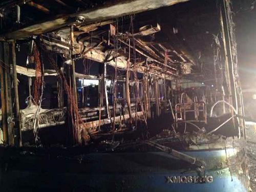 這是6月7日拍攝的廈門高架快速公交起火事故現(xiàn)場(chǎng)。 記者從廈門市政府總值班室獲悉,廈門高架快速公交起火事故已造成至少20人死亡,30多人受傷。 據(jù)初步了解,7日下午6時(shí)30分左右,廈門高架快速公交快1線途經(jīng)金山站往南500米處發(fā)生起火。事故原因正在進(jìn)一步調(diào)查中。 新華社發(fā)