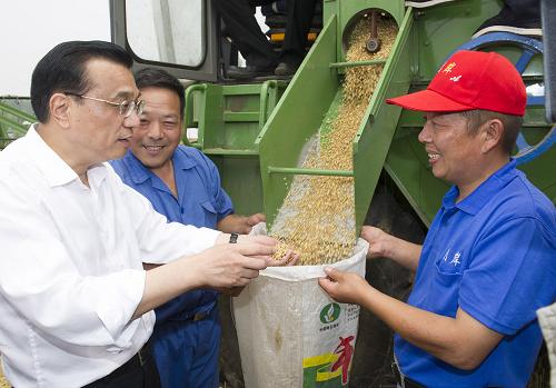 這是6月7日,李克強(qiáng)在邯鄲縣裴堡東村與正在收割小麥的農(nóng)機(jī)手親切交流。新華社記者 黃敬文 攝