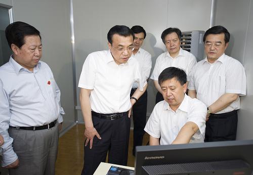這是6月7日,李克強(qiáng)在邯鄲環(huán)境監(jiān)測(cè)站聽(tīng)取工作人員介紹情況。新華社記者 黃敬文 攝