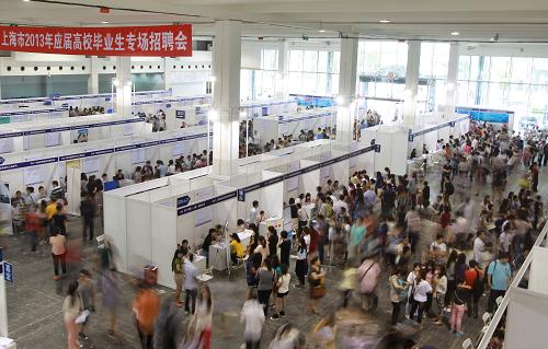 6月16日,招聘會現(xiàn)場人頭攢動。當日,上海市2013年應屆高校畢業(yè)生專場招聘會在上海國際展覽中心舉行。本次招聘會聚集了近500家企事業(yè)單位參會,提供近萬個崗位?,F(xiàn)場還設立了咨詢服務窗口,方便應屆高校畢業(yè)生擇業(yè)。新華社發(fā)(丁汀 攝)