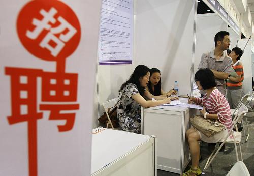 6月16日,應屆高校畢業(yè)生們在招聘會上與用人單位代表洽談。新華社發(fā)(丁汀 攝)