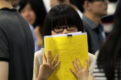 6月16日,一名剛剛留學歸來的畢業(yè)生在招聘會上尋找合適的工作機會。新華社記者 裴鑫 攝
