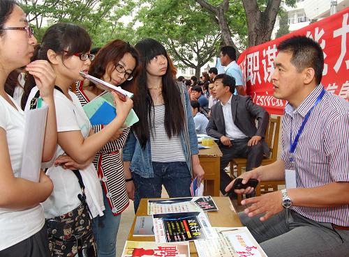 6月16日,應(yīng)屆畢業(yè)生在招聘會現(xiàn)場咨詢招聘信息。當(dāng)日,為方便渤海灣沿海經(jīng)濟(jì)隆起帶地區(qū)的高校畢業(yè)生就業(yè),河北省秦皇島市人力資源和社會保障局人才交流服務(wù)中心在河北科技師范學(xué)院舉辦沿海經(jīng)濟(jì)隆起帶(秦皇島)高校畢業(yè)生專場招聘會。據(jù)了解,參加此招聘會的140多家用人單位提供了4700個(gè)崗位,吸引了京、津、冀等部分高校的1萬多名應(yīng)屆畢生前來應(yīng)聘。新華社記者 楊世堯 攝