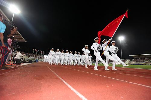 6月18日,在塞舌爾首都維多利亞港,中國海軍護航編隊選派的受閱方隊參加塞舌爾第三共和國成立20周年國慶閱兵。當(dāng)日是塞舌爾第三共和國成立20周年紀(jì)念日,該國舉行規(guī)模宏大的閱兵儀式。應(yīng)塞舌爾政府邀請,中國海軍護航編隊派出由65名官兵組成的受閱方隊參加閱兵。這是中國海軍徒步方隊首次在國外參加閱兵任務(wù)。新華社記者 饒饒 攝