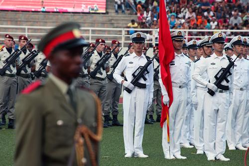 6月18日,在塞舌爾首都維多利亞港,中國海軍護航編隊選派的受閱方隊等待檢閱。新華社記者 饒饒 攝