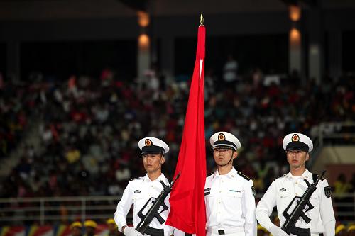 6月18日,在塞舌爾首都維多利亞港,中國海軍護航編隊選派的受閱方隊等待檢閱。新華社記者 饒饒 攝