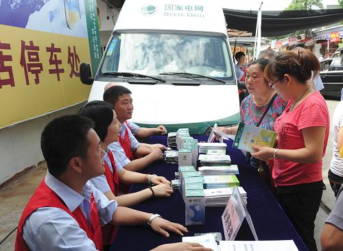 6月18日,衢州電力局黨員服務(wù)隊在松園小區(qū)開展現(xiàn)場用電咨詢、業(yè)務(wù)咨詢代辦等親情服務(wù)。連日來,浙江衢州電力局組織共產(chǎn)黨員服務(wù)隊開展以“作表率、同攜手,共建最美衢州”為主題的“黨員進社區(qū)”活動,黨員們在社區(qū)中向居民宣傳用電知識、參與社區(qū)活動、協(xié)調(diào)解決用電糾紛、倡導(dǎo)文明生活方式。新華社發(fā)(侯寶宇 攝)