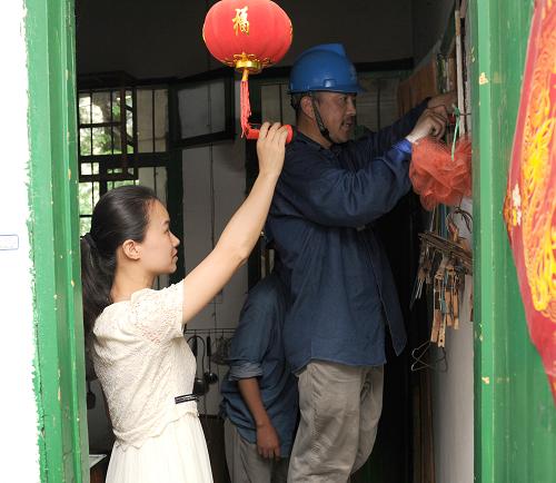 6月18日,衢州電力局黨員服務(wù)隊在紫荊社區(qū)幫助檢查維修家庭照明線路和電氣設(shè)備。新華社發(fā)(侯寶宇 攝)