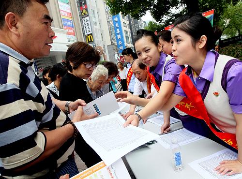6月20日,上海鐵路系統(tǒng)職工正在進(jìn)行營(yíng)銷宣傳。當(dāng)日,上海鐵路局組織貨運(yùn)中心的員工在上海市南京路上設(shè)點(diǎn)為游客提供貨運(yùn)咨詢服務(wù),向過往市民解答如何辦理發(fā)貨、如何實(shí)施門到門的物流服務(wù)等。從6月15日開始,中國(guó)鐵路總公司正式實(shí)施貨運(yùn)組織改革,推動(dòng)鐵路貨運(yùn)全面走向市場(chǎng),實(shí)現(xiàn)鐵路貨運(yùn)加快向現(xiàn)代物流轉(zhuǎn)變。新華社記者 陳飛 攝