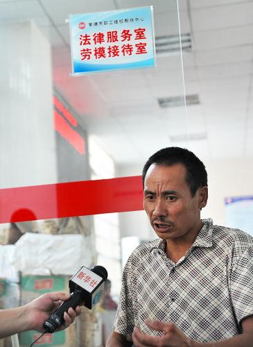 6月19日,被騙至蒙古國采金的湘籍農(nóng)民工艾宏海接受記者采訪。新華社記者 龍弘濤 攝