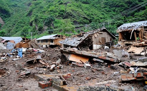 7月12日,平武縣南壩鎮(zhèn)洪溪村突發(fā)泥石流致使大部分房屋被毀。受連日暴雨影響,四川省綿陽市平武縣南壩鎮(zhèn)洪溪村當日突發(fā)泥石流。3萬余方山體滑坡在洪水的作用下變?yōu)槟嗍鳎瑥娏_向河對岸的洪溪村竹林社,致使大部分房屋被掩埋,4人受傷,1人失蹤。