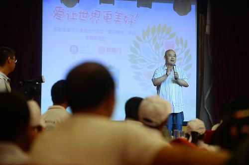 7月14日,“童話大王”鄭淵潔為參加活動(dòng)的留守兒童講故事。