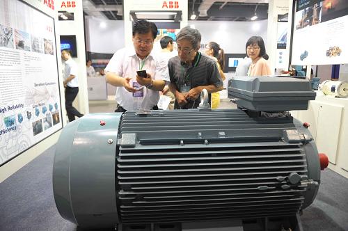 7月18日,在第十二屆中國國際電機(jī)博覽會(huì)上,觀眾在查看一臺(tái)高效電動(dòng)機(jī)。當(dāng)日,第十二屆中國國際電機(jī)博覽會(huì)在上海開幕,本次展會(huì)集中展出電機(jī)整機(jī)、電機(jī)控制系統(tǒng)及裝置、電機(jī)測試儀器、電機(jī)制造設(shè)備等領(lǐng)域的產(chǎn)品、技術(shù)和設(shè)備,共有來自全球40多個(gè)國家和地區(qū)的近700多家電機(jī)廠商及配套相關(guān)產(chǎn)品廠商參展。新華社發(fā)(劉曉晶 攝)