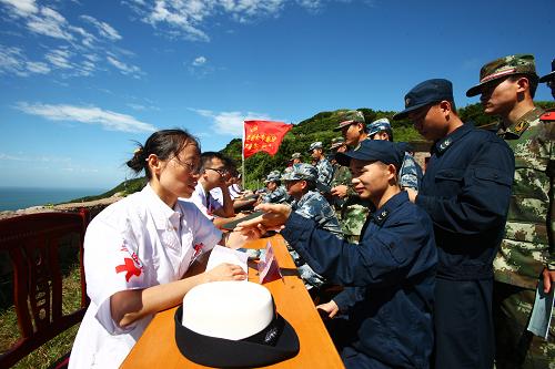 在海島嵊山,專家們?yōu)轳v島的三軍、武警官兵開展醫(yī)療服務(wù)(7月18日攝)。