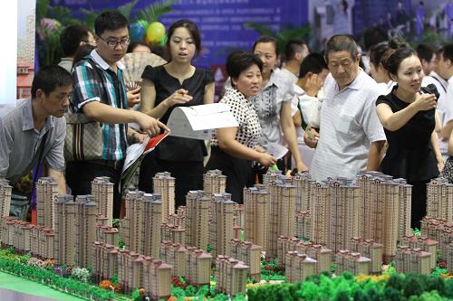 7月19日,在山東省煙臺市國際博覽中心舉行的住宅產(chǎn)業(yè)博覽會上,觀眾在了解樓盤信息。當日,為期四天的2013中國(煙臺)國際住宅產(chǎn)業(yè)博覽會在煙臺國際博覽中心開幕。160多家房地產(chǎn)開發(fā)企業(yè)和360家建材裝飾企業(yè)攜200多個精品樓盤集體亮相。
