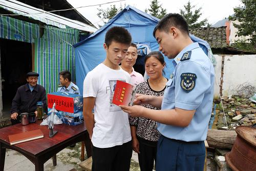 7月19日,成空干部處副處長(zhǎng)楊林受空軍工程大學(xué)的委托將錄取通知書(shū)送到楊衛(wèi)勇手中。“4·20”蘆山地震震中寶盛鄉(xiāng)鳳頭村河上組的貧困考生楊衛(wèi)勇,因受空軍部隊(duì)在家門口抗震救災(zāi)的英勇事跡的影響,立志報(bào)考空軍院校,最終以優(yōu)異成績(jī)被空軍工程大學(xué)防空雷達(dá)工程系錄取。7月19日上午,成空政治部機(jī)關(guān)同志受空軍工程大學(xué)委托,專程將錄取通知書(shū)送到了楊衛(wèi)勇手中,勉勵(lì)他建功軍營(yíng)、報(bào)效祖國(guó)。住在帳篷里的楊衛(wèi)勇和家人又驚又喜,楊衛(wèi)勇激動(dòng)地說(shuō):“我一定會(huì)勤奮學(xué)習(xí),用實(shí)際行動(dòng)回報(bào)空軍、回報(bào)社會(huì)、回報(bào)祖國(guó)。”