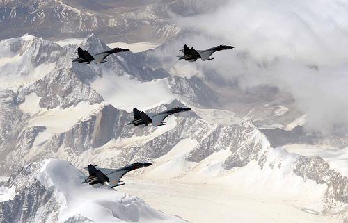 空軍航空兵某部高原駐訓(xùn)分隊在高原地區(qū)進(jìn)行飛行訓(xùn)練(2012年5月24日)。目標(biāo)引領(lǐng)方向,夢想凝聚力量。在實現(xiàn)中華民族偉大復(fù)興的征程中,黨中央審時度勢,科學(xué)統(tǒng)籌富國和強(qiáng)軍兩大戰(zhàn)略任務(wù),鮮明提出了黨在新形勢下的強(qiáng)軍目標(biāo)——建設(shè)一支聽黨指揮、能打勝仗、作風(fēng)優(yōu)良的人民軍隊。這是黨中央向人民軍隊發(fā)出的強(qiáng)軍興軍動員令。這是加快推進(jìn)國防和軍隊現(xiàn)代化的行動綱領(lǐng)。新華社發(fā)(沈玲 攝)
