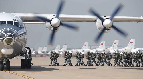 在空軍某機(jī)場,經(jīng)過地面扎實訓(xùn)練的新兵登上“運(yùn)八”進(jìn)行跳傘訓(xùn)練(5月12日攝)。新華社記者 王建民 攝